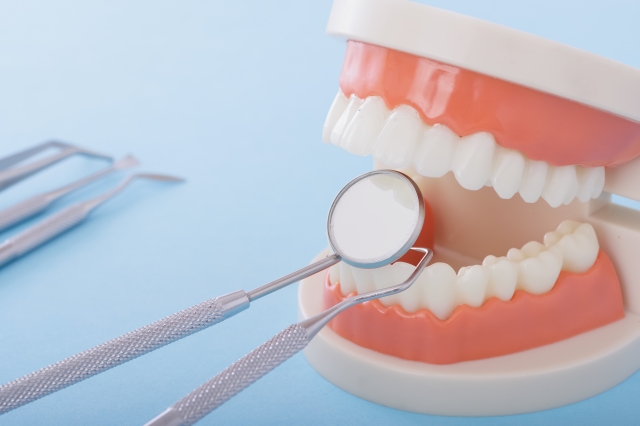 白く美しい歯で、自信に満ちた笑顔を